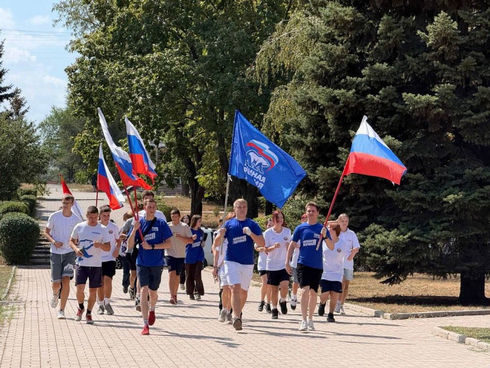 Алчевская молодежь празднует День Государственного флага Российской Федерации Алчевская молодежь празднует День Государственного флага Российской Федерации