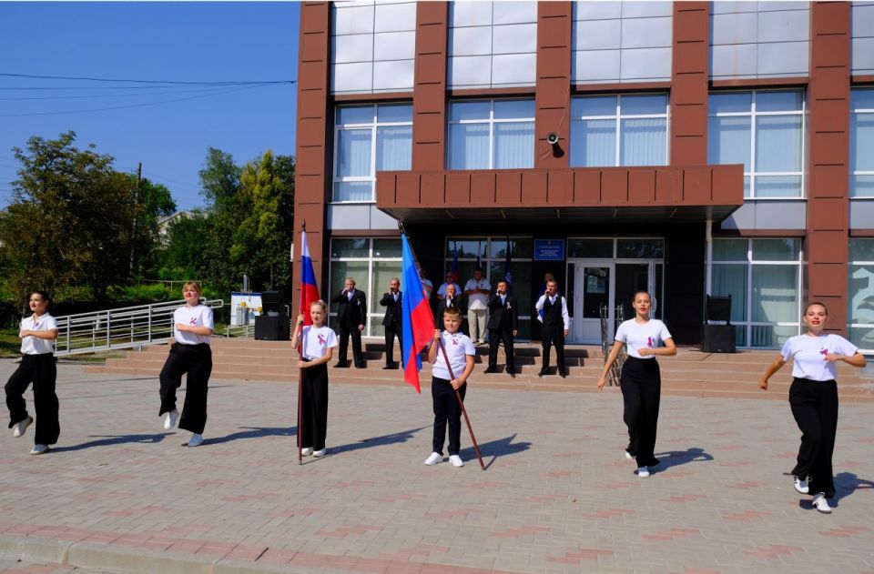 В Беловодске прошёл торжественный митинг, посвящённый Дню государственного флага Российской Федерации В Беловодске прошёл торжественный митинг, посвящённый Дню государственного флага Российской Федерации