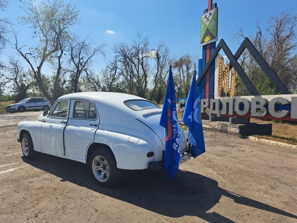 В Свердловске автомобили выстроились в виде флага России В Свердловске автомобили выстроились в виде флага России