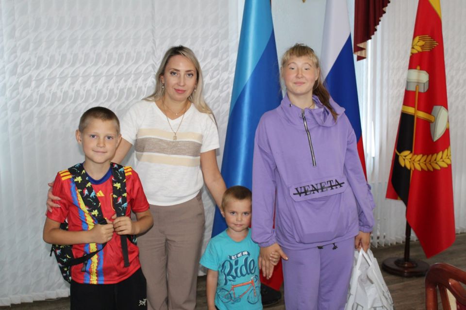 Акция "Собери ребенка в школу" в Краснодоне Акция "Собери ребенка в школу" в Краснодоне