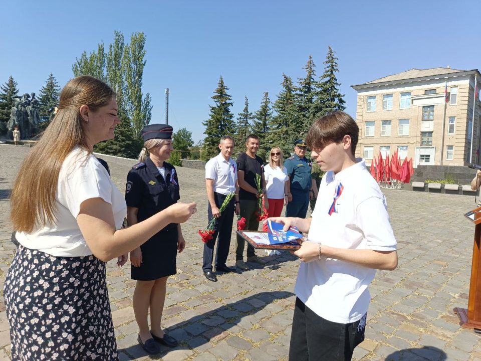 Торжественное вручение паспортов РФ в Ровеньках! Торжественное вручение паспортов РФ в Ровеньках!