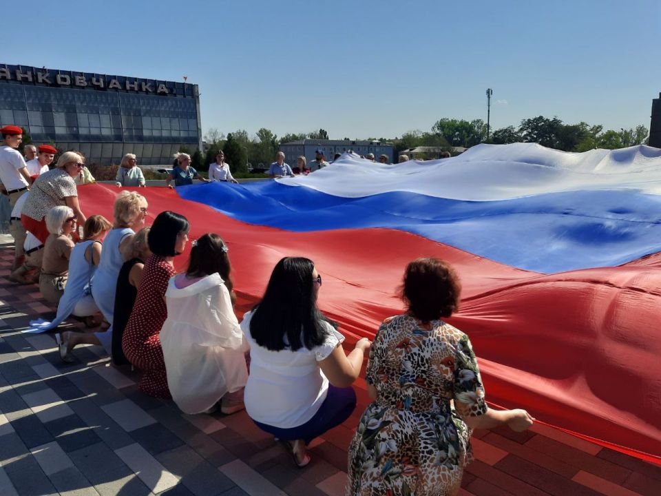 Ежегодно, 22 августа, Российская Федерация отмечает один из своих важнейших праздников – День Государственного флага Ежегодно, 22 августа, Российская Федерация отмечает один из своих важнейших праздников – День Государственного флага