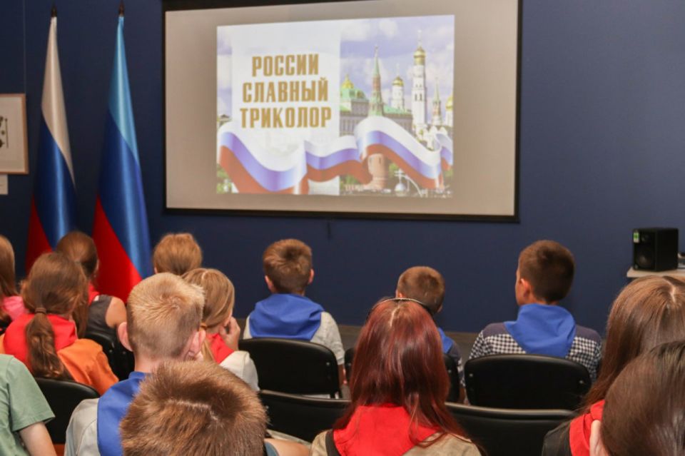 «России славный триколор…» «России славный триколор…»