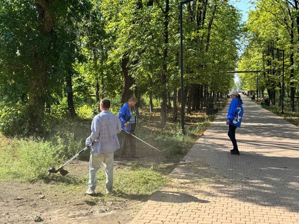 Активисты и сторонники Единой России провели субботник Активисты и сторонники Единой России провели субботник