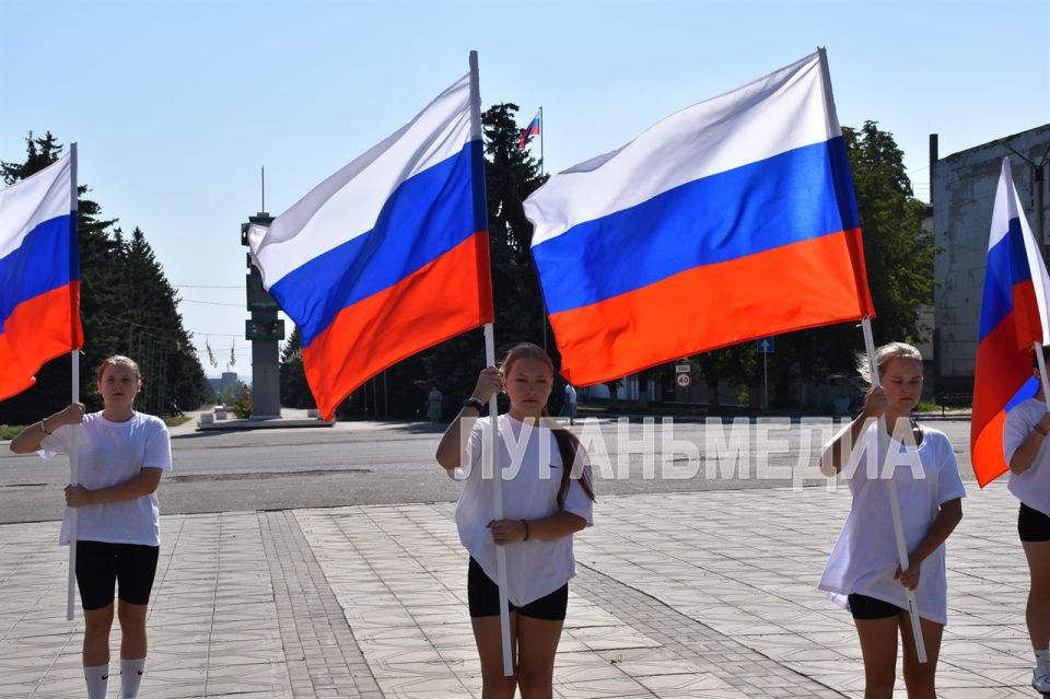 В Первомайске в честь Дня Государственного флага Российской Федерации состоялся флешмоб В Первомайске в честь Дня Государственного флага Российской Федерации состоялся флешмоб