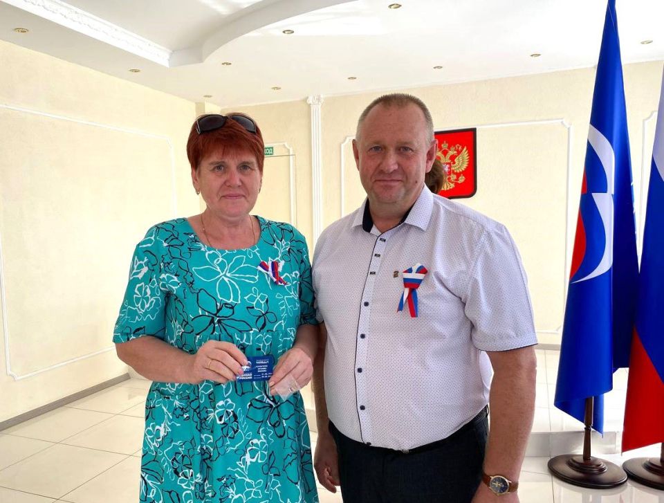 Марина Филиппова: Сегодня, в торжественной обстановке, состоялось важное событие – вручение партийных билетов новым членам партии «Единая Россия» Марина Филиппова: Сегодня, в торжественной обстановке, состоялось важное событие – вручение партийных билетов новым членам партии «Единая Россия»