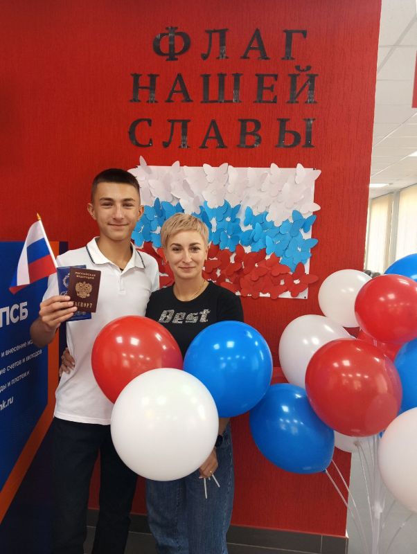 В преддверии праздника юный заявитель впервые получил свой паспорт гражданина Российской Федерации В преддверии праздника юный заявитель впервые получил свой паспорт гражданина Российской Федерации