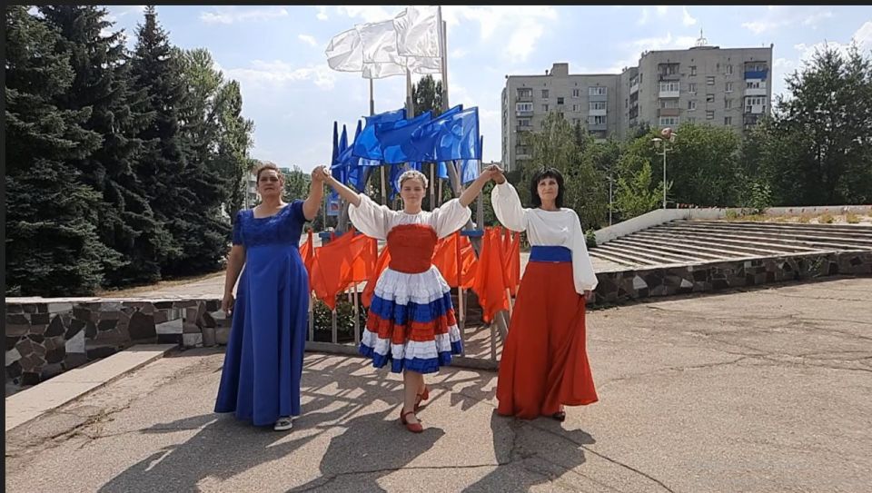 В День государственного флага России городской Дворец культуры пригласил рубежан и гостей города на фотозону «Я своим флагом горжусь!» В День государственного флага России городской Дворец культуры пригласил рубежан и гостей города на фотозону «Я своим флагом горжусь!»