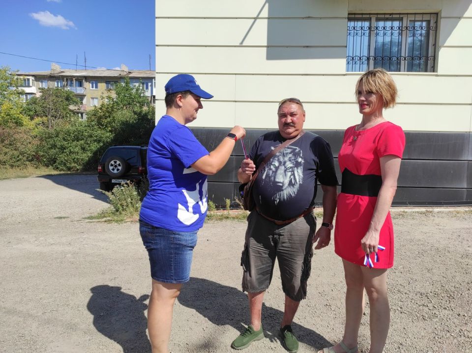 В городе Петровское активисты первичного отделения №34 поздравили жителей с Днем Государственного флага России В городе Петровское активисты первичного отделения №34 поздравили жителей с Днем Государственного флага России
