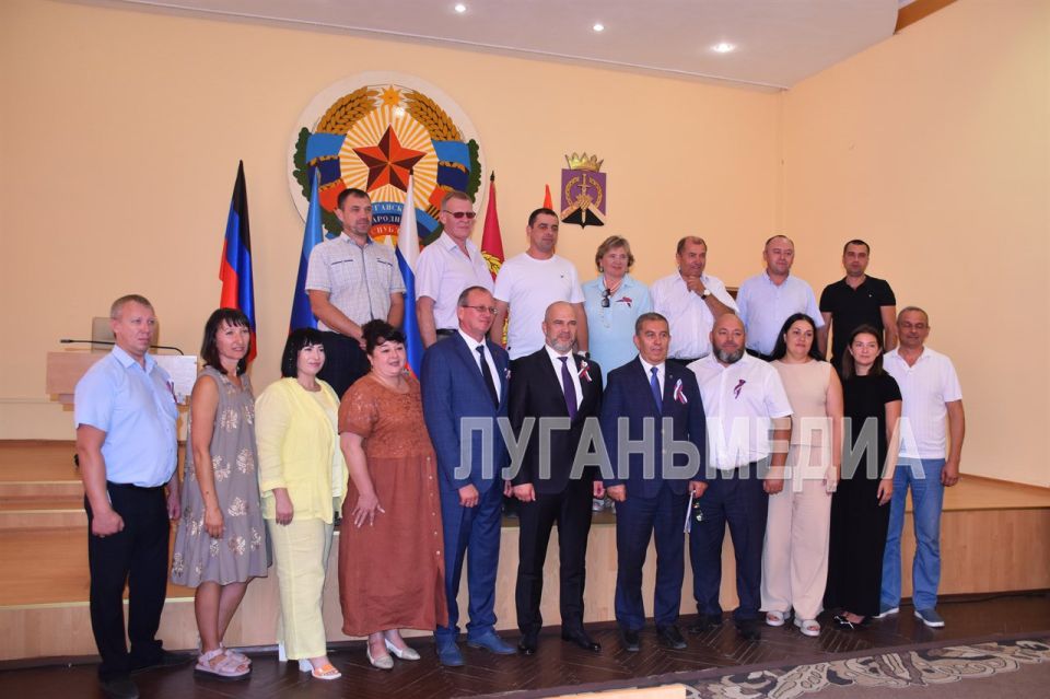 В День Государственного флага Российской Федерации в здании администрации Перевальского муниципального округа состоялось историческое событие — подписание соглашения о межмуниципальном сотрудничестве с городским округом... В День Государственного флага Российской Федерации в здании администрации Перевальского муниципального округа состоялось историческое событие — подписание соглашения о межмуниципальном сотрудничестве с городским округом...