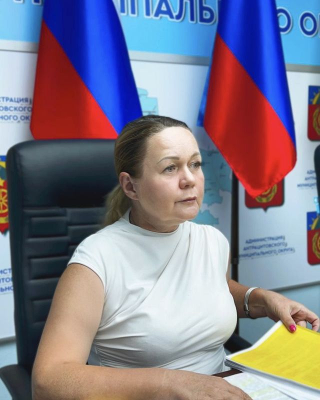 Лариса Духина провела выездное рабочее совещание с представителями администраций г. Антрацит и г. Красный Луч Лариса Духина провела выездное рабочее совещание с представителями администраций г. Антрацит и г. Красный Луч