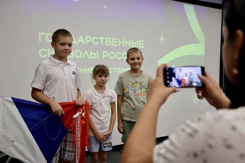 История в три цвета. В один из важнейших государственных праздников страны лекторы Общества «Знание» выступили для молодежи Луганщины История в три цвета. В один из важнейших государственных праздников страны лекторы Общества «Знание» выступили для молодежи Луганщины