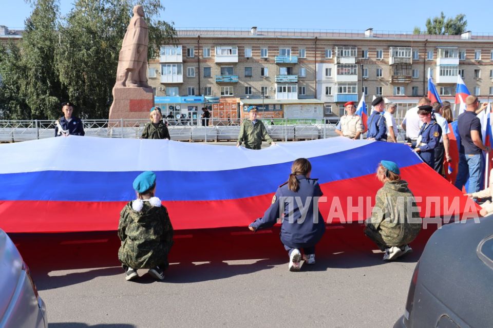 Свердловск отметил День российского флага Свердловск отметил День российского флага