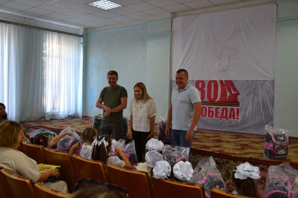 Глава Старобельского муниципального округа Владимир Чернев совместно с представителем шефа региона Карачаево-Черкесской Республики Константином Андроповым провел торжественную церемонию вручения портфелей первоклассникам... Глава Старобельского муниципального округа Владимир Чернев совместно с представителем шефа региона Карачаево-Черкесской Республики Константином Андроповым провел торжественную церемонию вручения портфелей первоклассникам...