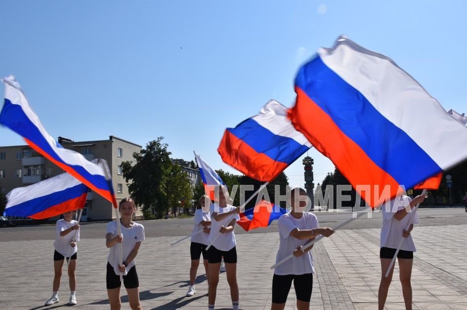 В Первомайске в честь Дня Государственного флага Российской Федерации состоялся флешмоб В Первомайске в честь Дня Государственного флага Российской Федерации состоялся флешмоб
