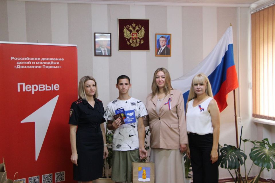 Олег Савченко: В честь Дня Государственного флага Российской Федерации в Меловском муниципальном округе прошло важное и волнительное событие – торжественное вручение паспортов юным гражданам ЛНР в рамках Всероссийской... Олег Савченко: В честь Дня Государственного флага Российской Федерации в Меловском муниципальном округе прошло важное и волнительное событие – торжественное вручение паспортов юным гражданам ЛНР в рамках Всероссийской...