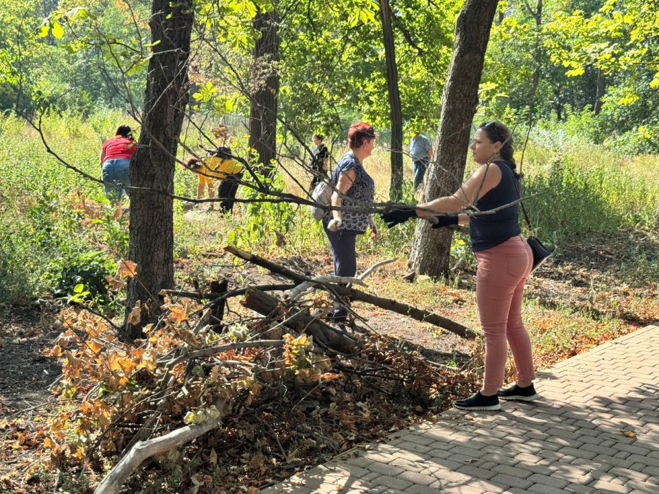 В Красном Луче продолжаются работы по благоустройству В Красном Луче продолжаются работы по благоустройству