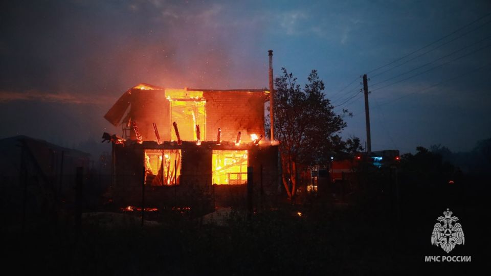 Спасатели ликвидировали масштабный пожар в Станично-Луганском районе Спасатели ликвидировали масштабный пожар в Станично-Луганском районе