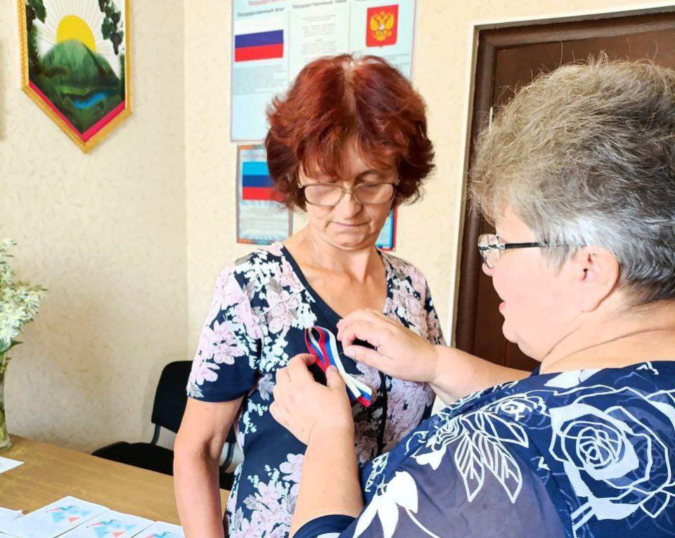 В Красном Куте специалисты отдела по делам территорий и работники культуры провели час истории, где рассказали ребятам и взрослым много интересного о государственном символе РФ: почему именно белый, красный и синий выбрали... В Красном Куте специалисты отдела по делам территорий и работники культуры провели час истории, где рассказали ребятам и взрослым много интересного о государственном символе РФ: почему именно белый, красный и синий выбрали...
