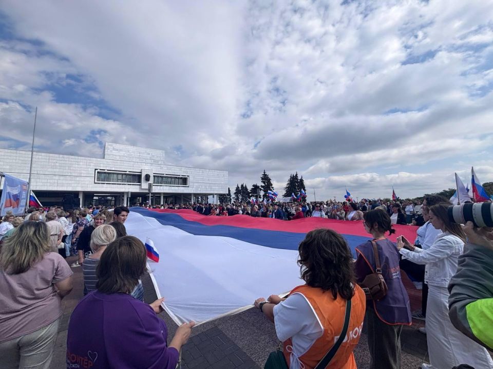 С Днем флага, любимая страна! С Днем флага, любимая страна!