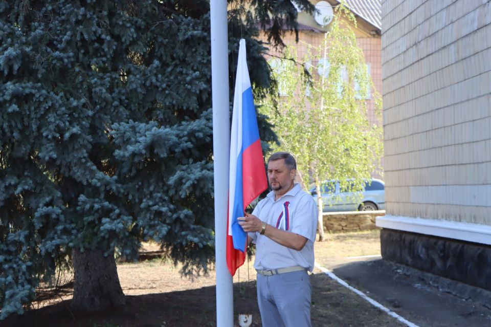Евгений Бондарь: В День Государственного флага Российской Федерации около Администрации нашего округа состоялось торжественное поднятие российского триколора Евгений Бондарь: В День Государственного флага Российской Федерации около Администрации нашего округа состоялось торжественное поднятие российского триколора
