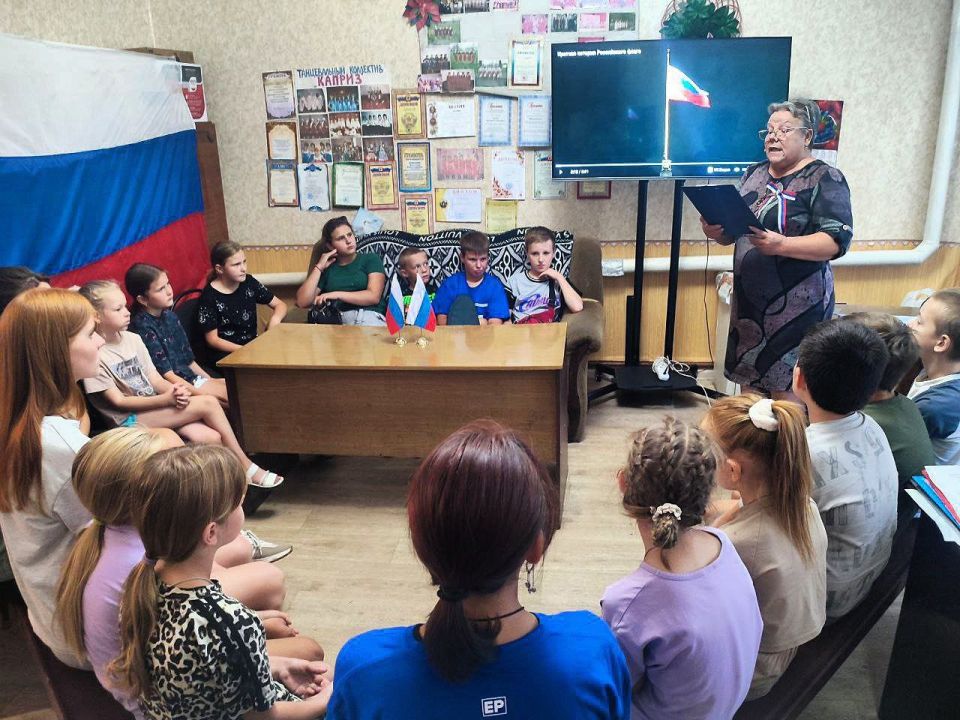 В Красном Куте специалисты отдела по делам территорий и работники культуры провели час истории, где рассказали ребятам и взрослым много интересного о государственном символе РФ: почему именно белый, красный и синий выбрали... В Красном Куте специалисты отдела по делам территорий и работники культуры провели час истории, где рассказали ребятам и взрослым много интересного о государственном символе РФ: почему именно белый, красный и синий выбрали...