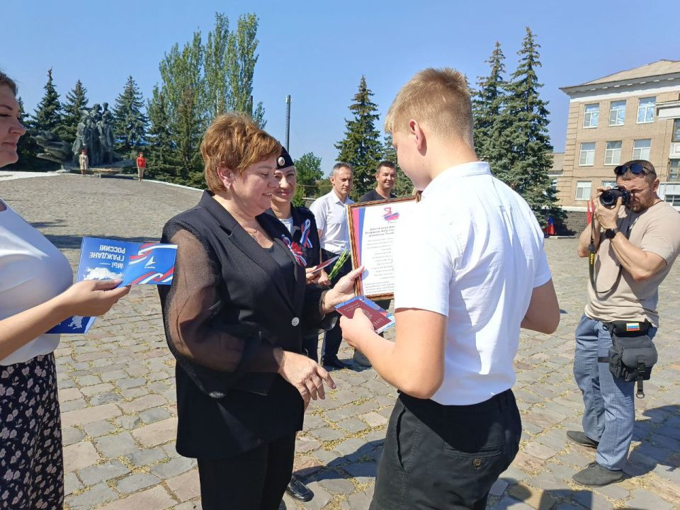 Торжественное вручение паспортов РФ в Ровеньках! Торжественное вручение паспортов РФ в Ровеньках!