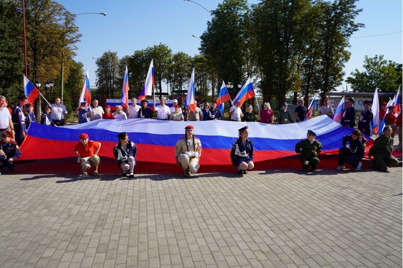 В Свердловске состоялось праздничное шествие в честь Дня Государственного флага РФ В Свердловске состоялось праздничное шествие в честь Дня Государственного флага РФ