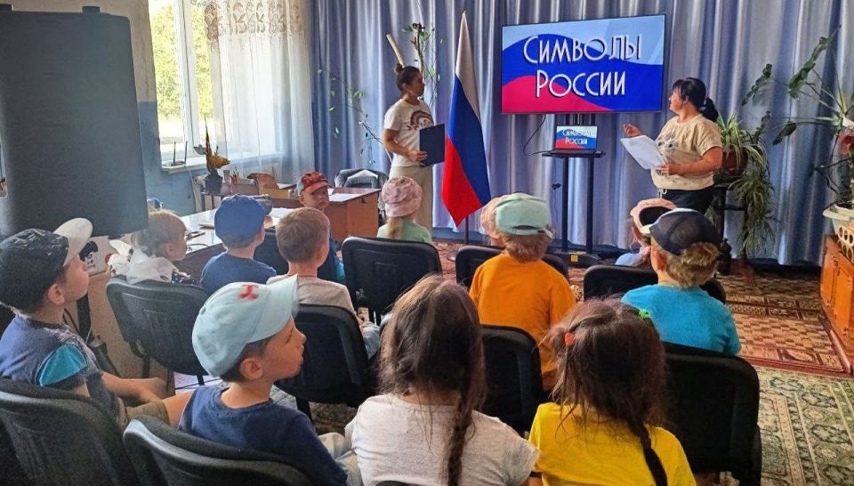 Солнечный денёк, улыбки повсюду, дети смеются, бегают друг за другом и машут маленькими флажками Солнечный денёк, улыбки повсюду, дети смеются, бегают друг за другом и машут маленькими флажками