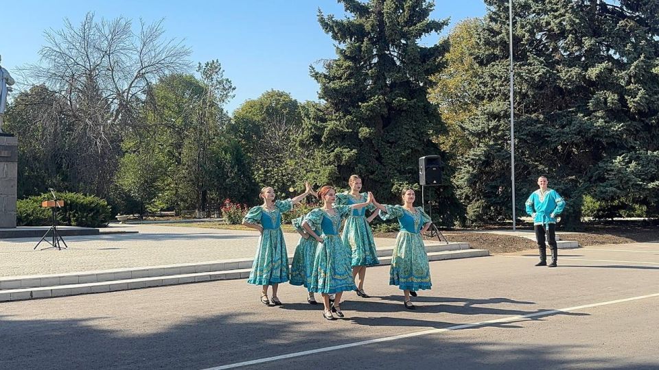 Сегодня в поселке Славяносербск на площади Героев у здания Администрации состоялся митинг, посвященный Дню Государственного флага Российской Федерации Сегодня в поселке Славяносербск на площади Героев у здания Администрации состоялся митинг, посвященный Дню Государственного флага Российской Федерации