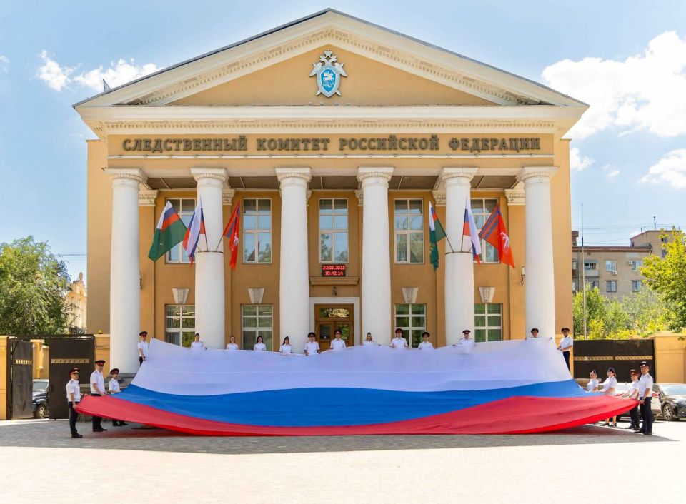 Офицеры Следственного комитета присоединились к патриотическим акциям, приуроченным ко Дню Государственного флага России Офицеры Следственного комитета присоединились к патриотическим акциям, приуроченным ко Дню Государственного флага России