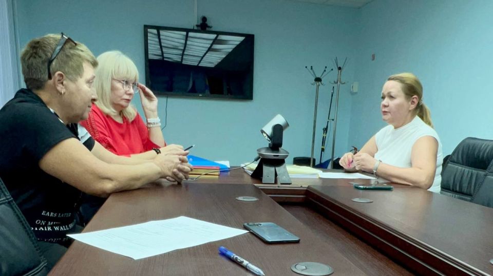 Лариса Духина провела личный прием граждан в г. Антрацит Лариса Духина провела личный прием граждан в г. Антрацит