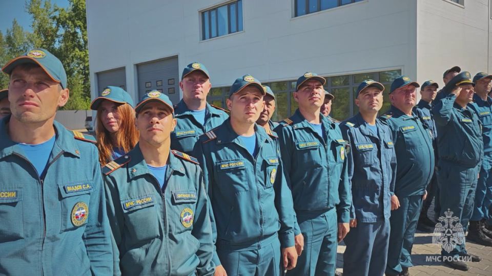 Служба под Знаменем! Спасатели МЧС России отметили День Государственного флага РФ торжеством и доблестью!