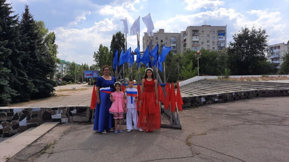 В День государственного флага России городской Дворец культуры пригласил рубежан и гостей города на фотозону «Я своим флагом горжусь!» В День государственного флага России городской Дворец культуры пригласил рубежан и гостей города на фотозону «Я своим флагом горжусь!»