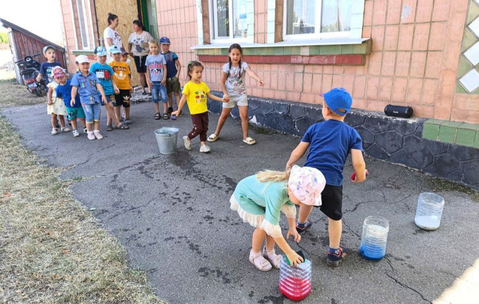 Солнечный денёк, улыбки повсюду, дети смеются, бегают друг за другом и машут маленькими флажками Солнечный денёк, улыбки повсюду, дети смеются, бегают друг за другом и машут маленькими флажками