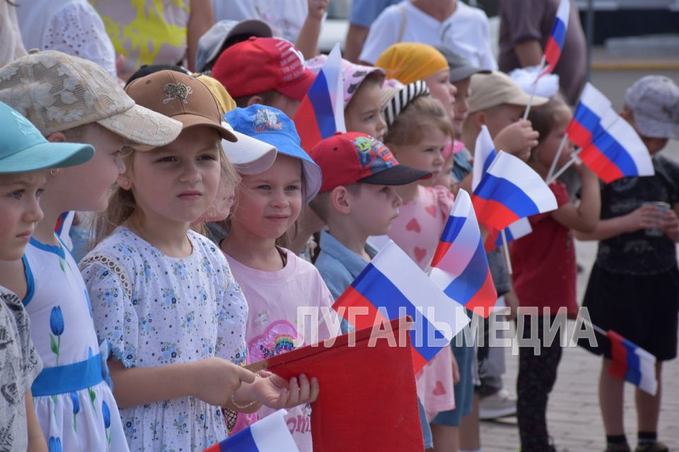В день Государственного флага в небо над Краснодоном взмыл российский триколор В день Государственного флага в небо над Краснодоном взмыл российский триколор