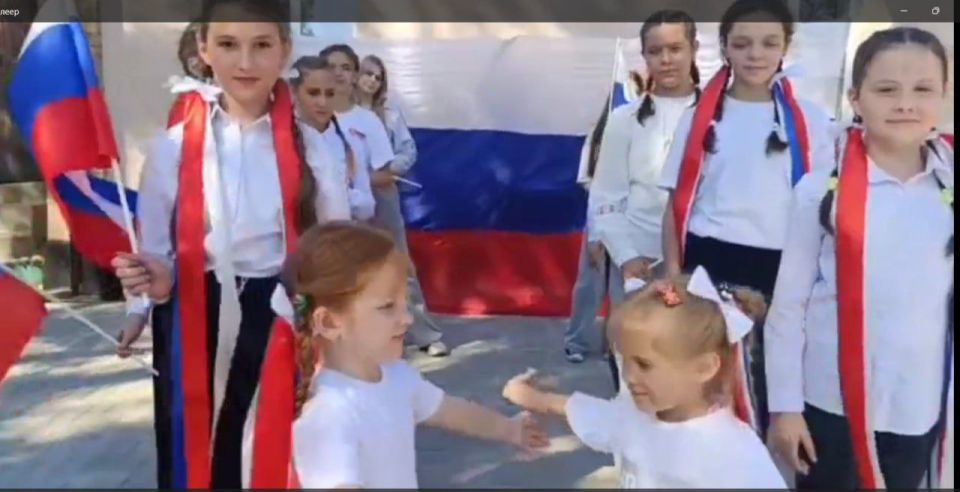 В пгт Хрустальное отметил День флага РФ ярким флешмобом В пгт Хрустальное отметил День флага РФ ярким флешмобом