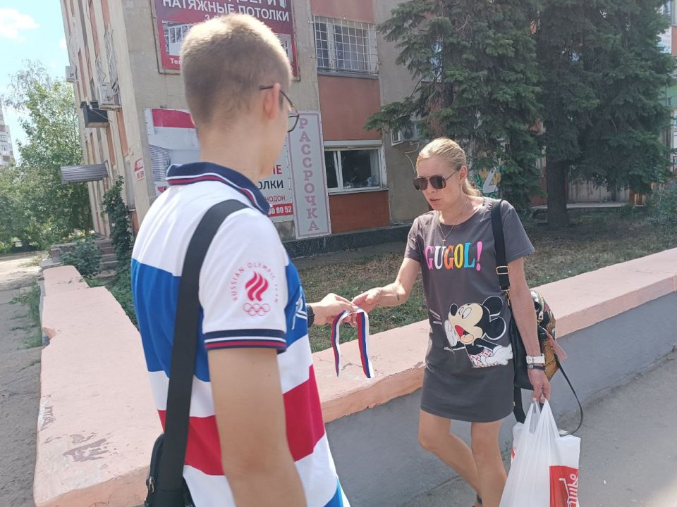 Патриотическая акция «Лента-триколор» прошла в Краснодоне Патриотическая акция «Лента-триколор» прошла в Краснодоне