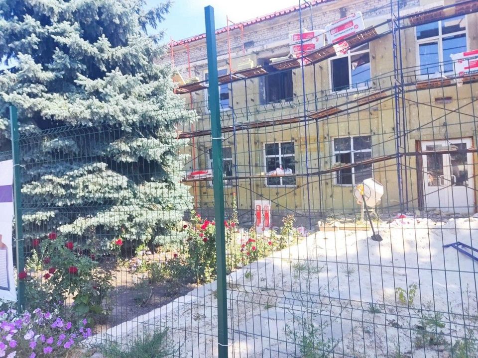 Ведутся фасадные работы в здании администрации Беловодска Ведутся фасадные работы в здании администрации Беловодска