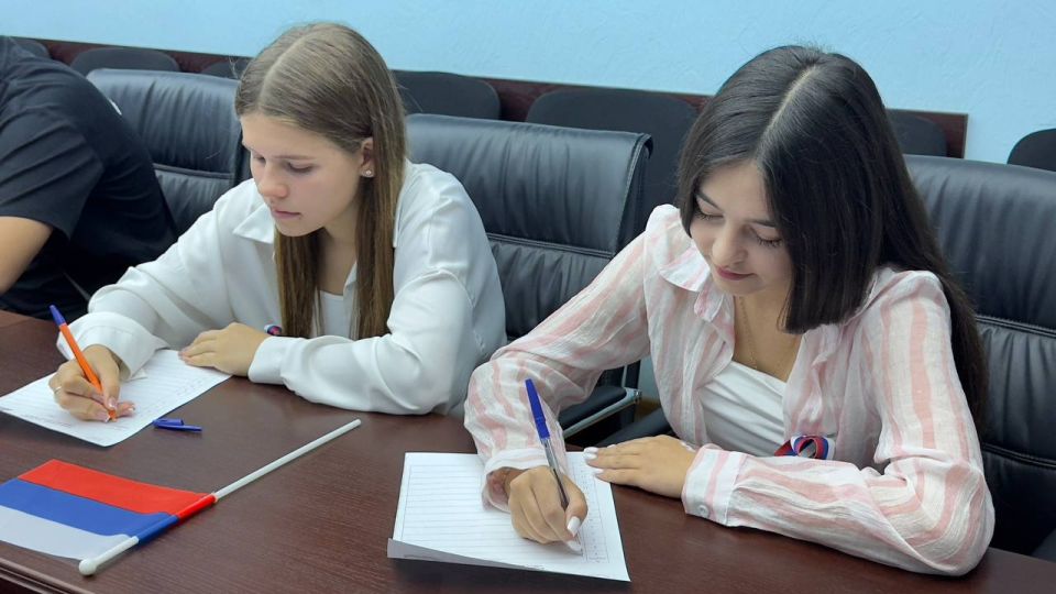 День Государственного флага России отметили в Антрацитовском муниципальном округе День Государственного флага России отметили в Антрацитовском муниципальном округе