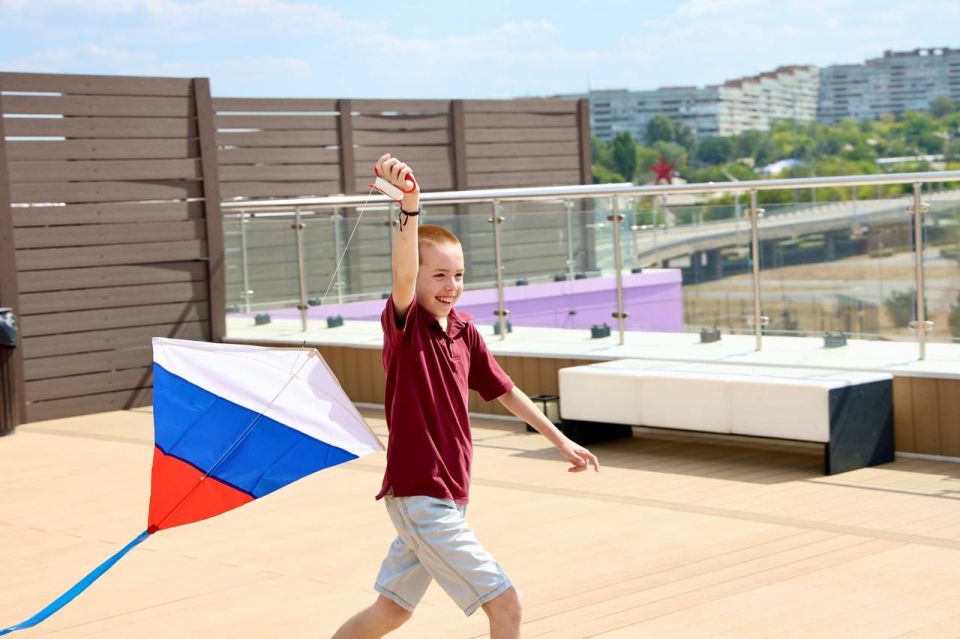 Дети празднуют День российского флага Дети празднуют День российского флага
