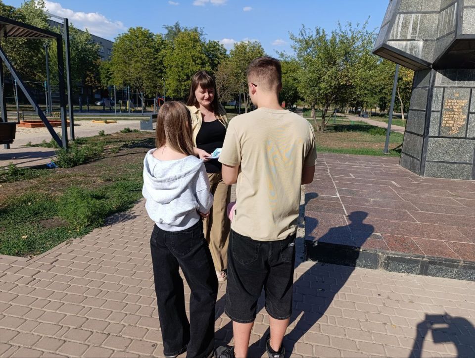 Сегодня специалисты отдела культуры, спорта и молодёжной политики Администрации городского округа город Ровеньки совместно с сотрудником ОМВД России «Ровеньковский» и сотрудником «Семейный центр» г. Ровеньки провели... Сегодня специалисты отдела культуры, спорта и молодёжной политики Администрации городского округа город Ровеньки совместно с сотрудником ОМВД России «Ровеньковский» и сотрудником «Семейный центр» г. Ровеньки провели...