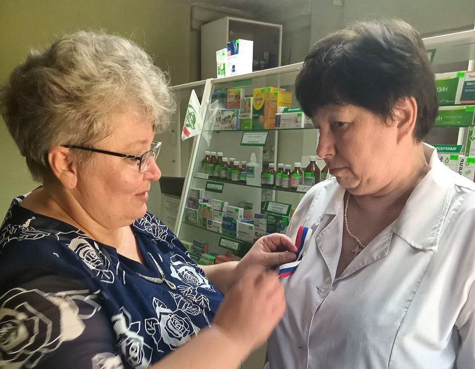 В Красном Куте специалисты отдела по делам территорий и работники культуры провели час истории, где рассказали ребятам и взрослым много интересного о государственном символе РФ: почему именно белый, красный и синий выбрали... В Красном Куте специалисты отдела по делам территорий и работники культуры провели час истории, где рассказали ребятам и взрослым много интересного о государственном символе РФ: почему именно белый, красный и синий выбрали...