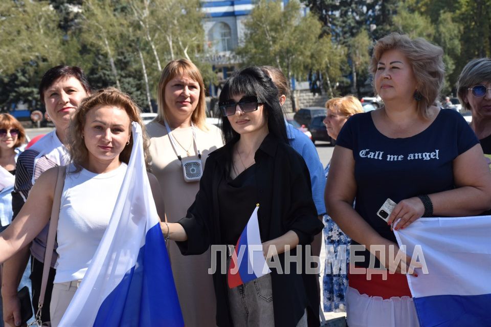В Антраците прошло торжественное мероприятие по случаю празднования Дня Государственного флага России В Антраците прошло торжественное мероприятие по случаю празднования Дня Государственного флага России