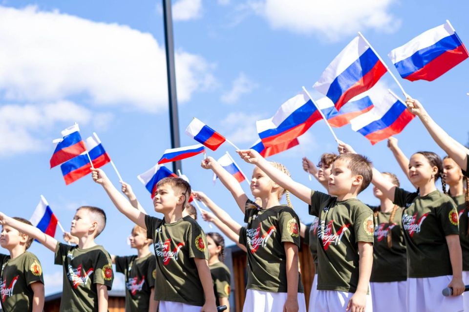 Офицеры СК и жители республики чествуют главный символ единства Державы Офицеры СК и жители республики чествуют главный символ единства Державы