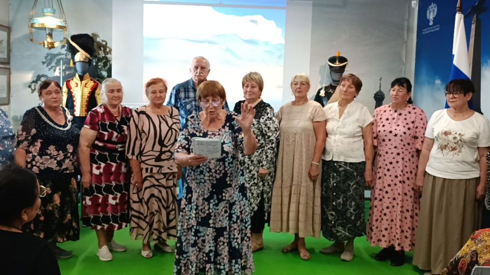 Центр общения старшего поколения совместно Союзом ветеранов Станично-Луганского района в музее Донского казачества отпраздновали День Государственного флага Российской Федерации «Великий флаг, Российский флаг» Центр общения старшего поколения совместно Союзом ветеранов Станично-Луганского района в музее Донского казачества отпраздновали День Государственного флага Российской Федерации «Великий флаг, Российский флаг»