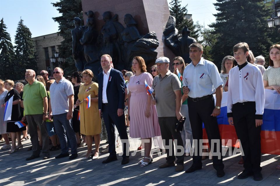 В Антраците прошло торжественное мероприятие по случаю празднования Дня Государственного флага России В Антраците прошло торжественное мероприятие по случаю празднования Дня Государственного флага России
