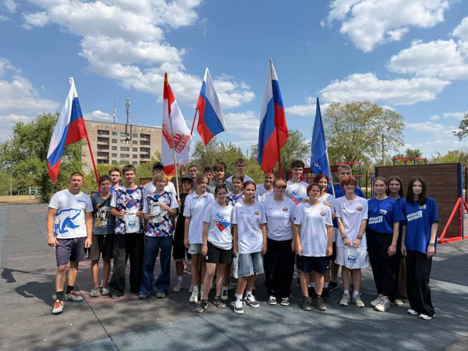 Алчевская молодежь празднует День Государственного флага Российской Федерации Алчевская молодежь празднует День Государственного флага Российской Федерации