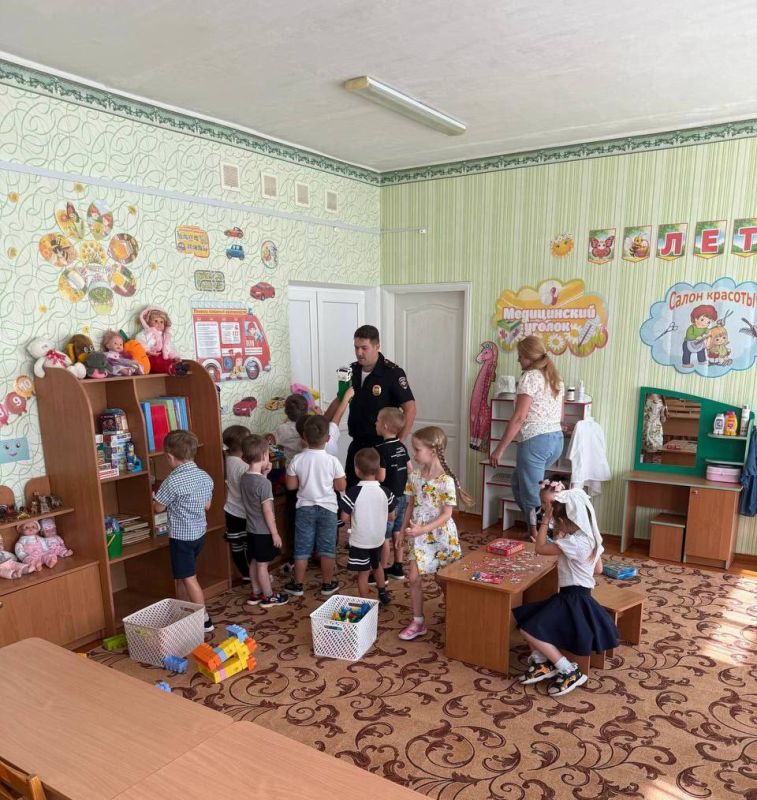 В Меловом автоинспекторы провели урок дорожной безопасности для детворы В Меловом автоинспекторы провели урок дорожной безопасности для детворы