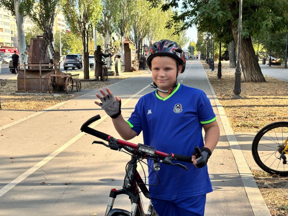 Ко Дню флага РФ единороссы провели велопробег по улицам Луганска Ко Дню флага РФ единороссы провели велопробег по улицам Луганска